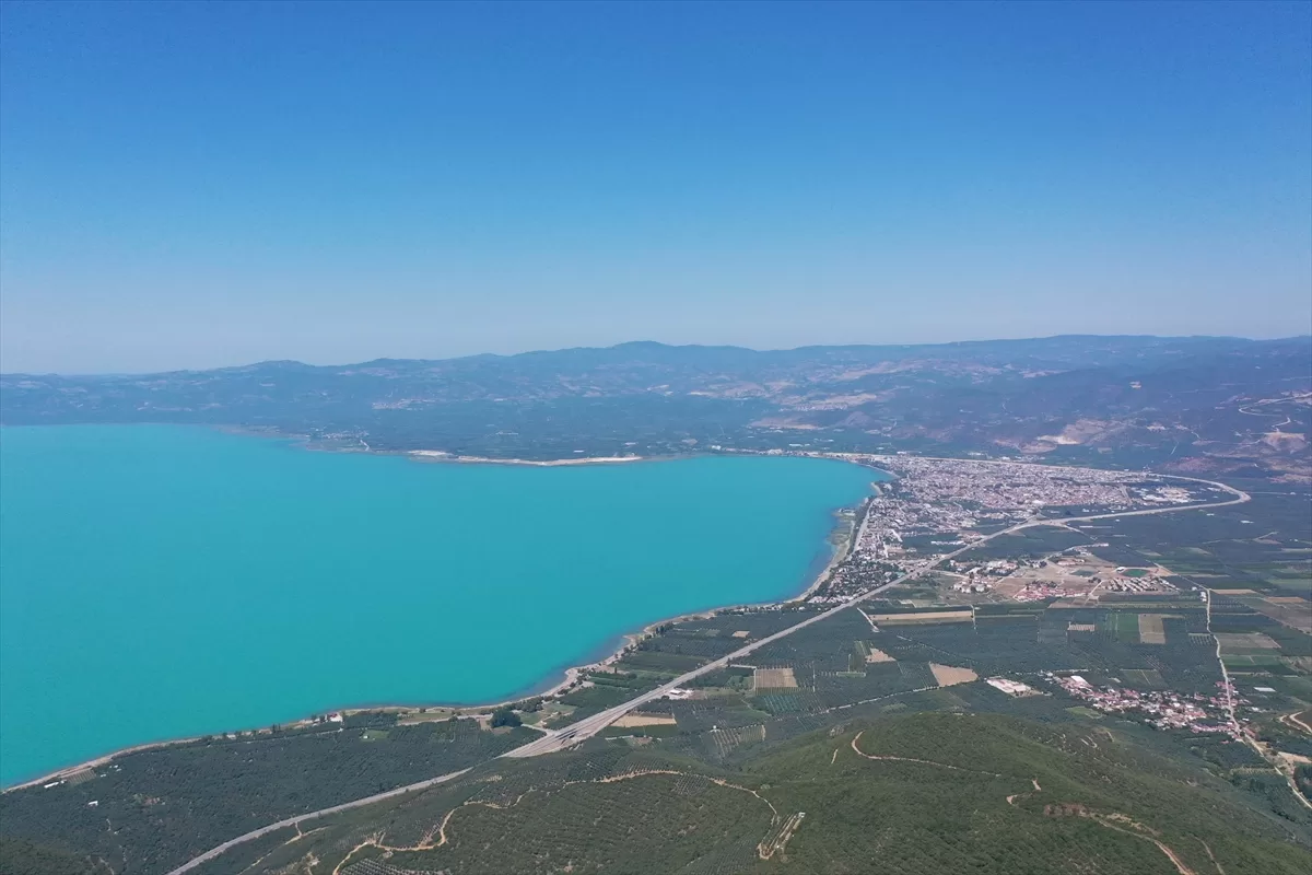 Alg patlamasıyla rengi turkuaza dönen İznik Gölü dronla görüntülendi