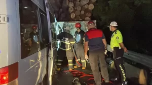 DÜZCE (AA) – Anadolu Otoyolu'nun Düzce geçişinde tıra çarpan yolcu