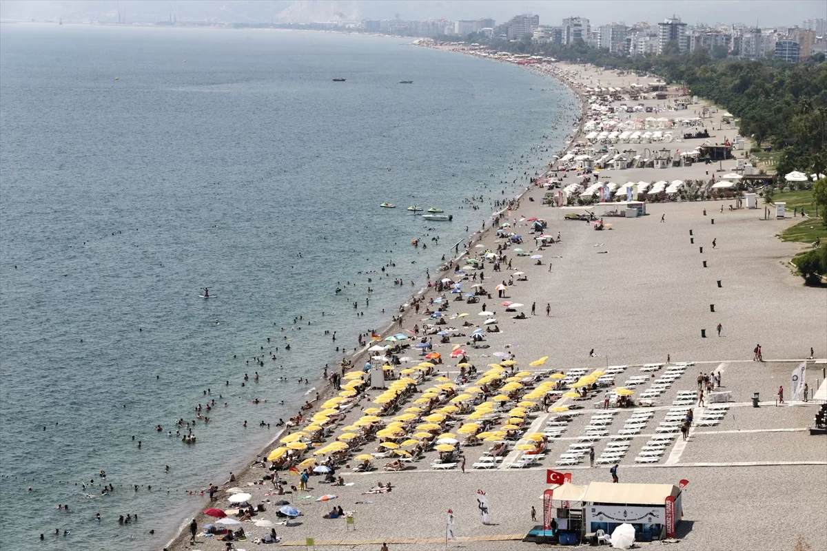 Antalya'da serinlemek isteyenler sahil ve mesire alanlarını doldurdu
