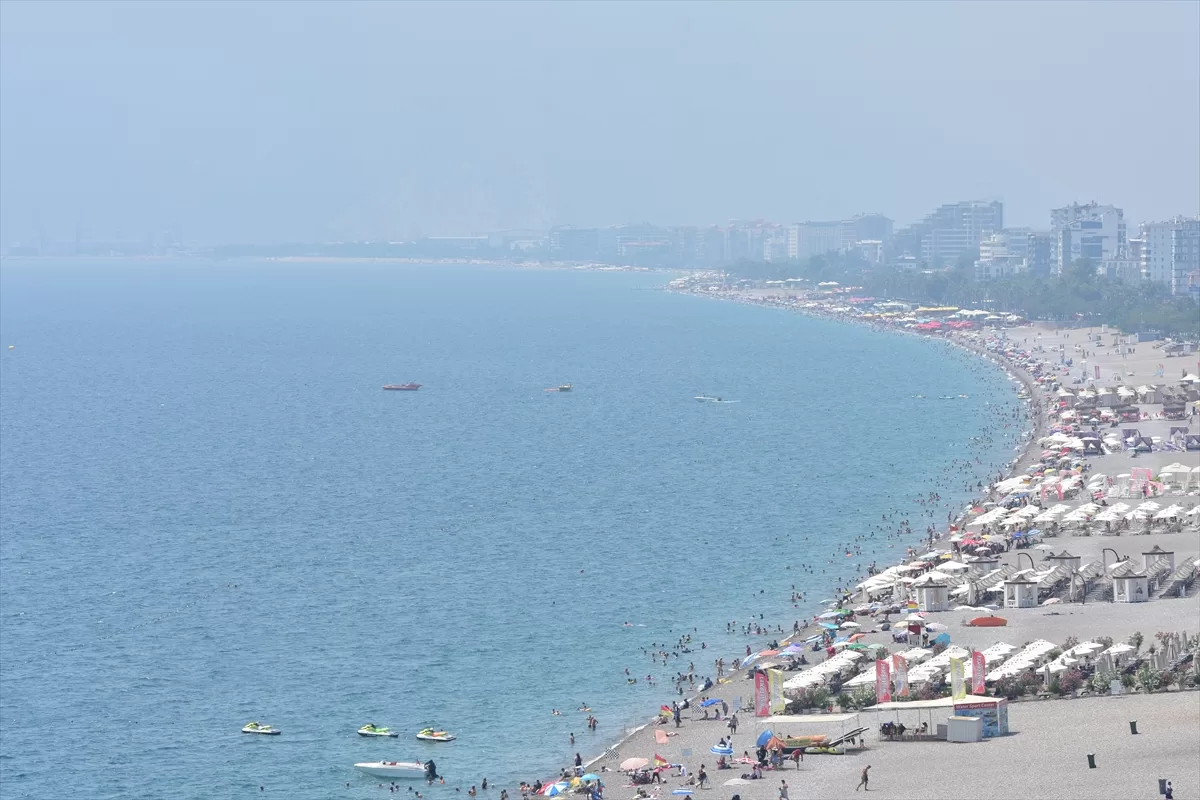 Antalya'da sıcak hava ve yüksek nem bunalttı
