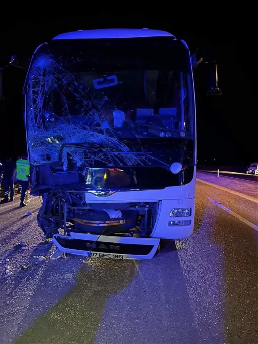 Antalya'da yolcu otobüsünün traktöre çarpması sonucu 5 kişi yaralandı