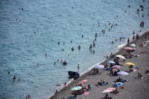 - Sabah saatlerinde nemden oluşan sis nedeniyle aksama yaşanan Antalya