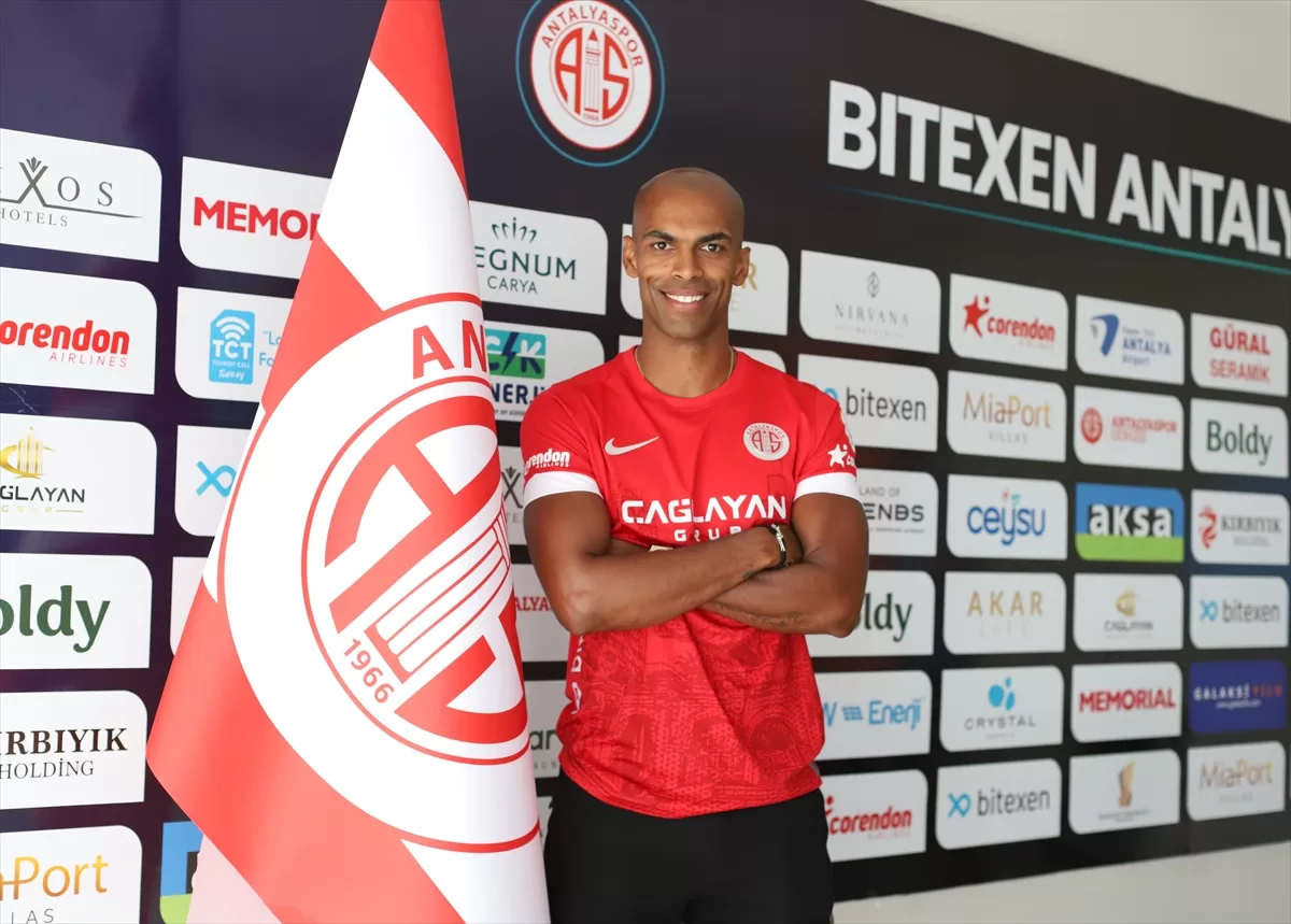 Antalyaspor Naldo ve Streek ile sözleşme imzaladı