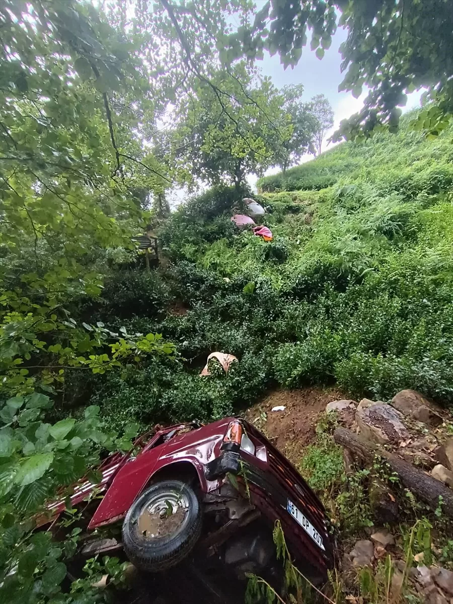 Artvin'de kamyonetin şarampole yuvarlandığı kazada 3 kişi yaralandı