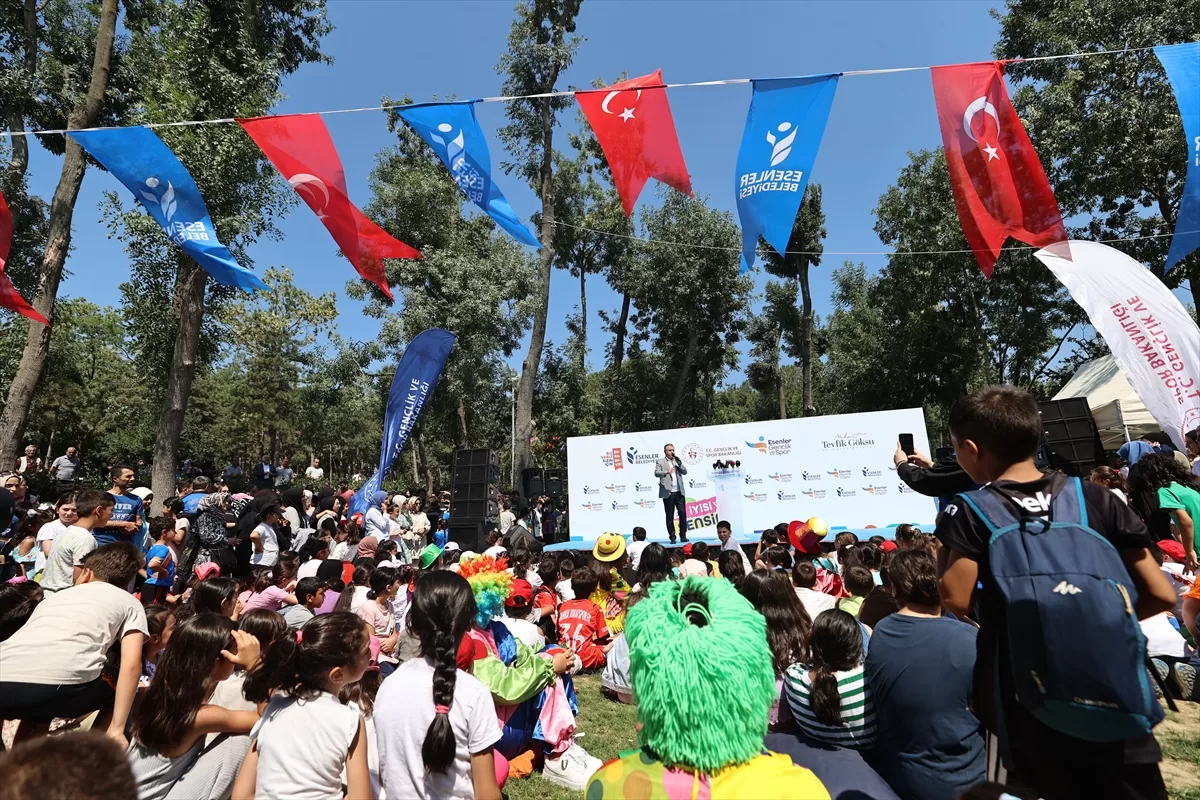 Bakan Bak, Esenler Belediyesi Yaz Spor Okulları'nın kapanış törenine katıldı: