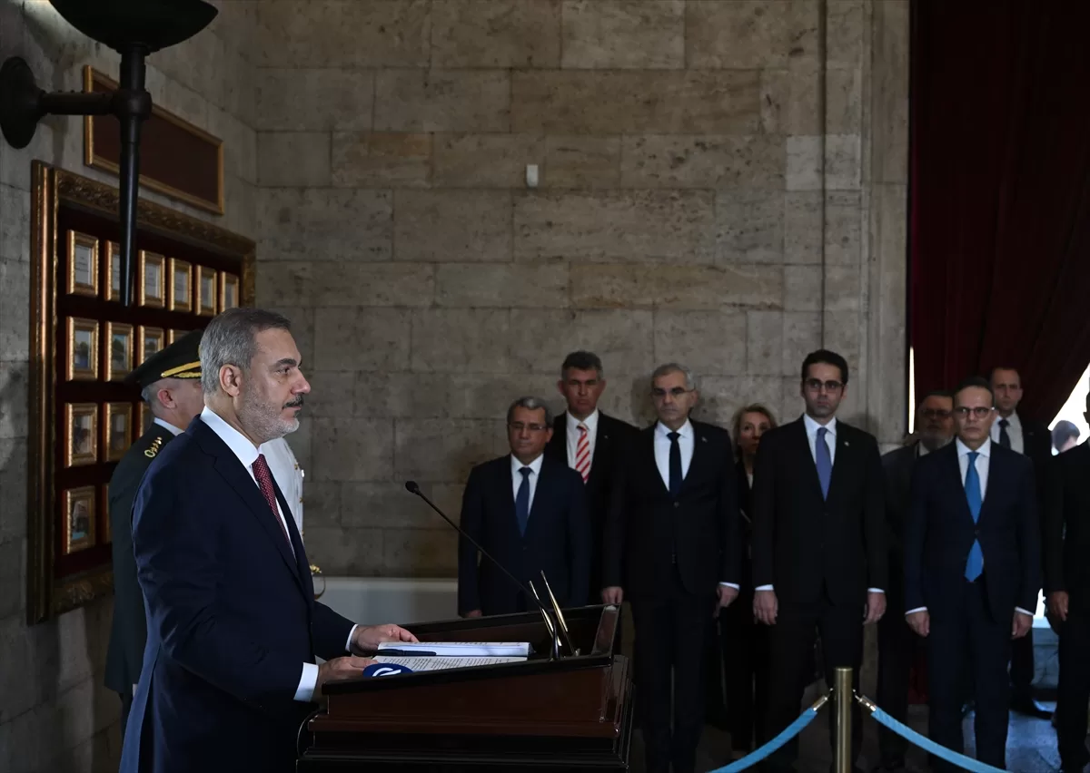 Bakan Fidan, 14. Büyükelçiler Konferansı'na katılan büyükelçilerle Anıtkabir'i ziyaret etti