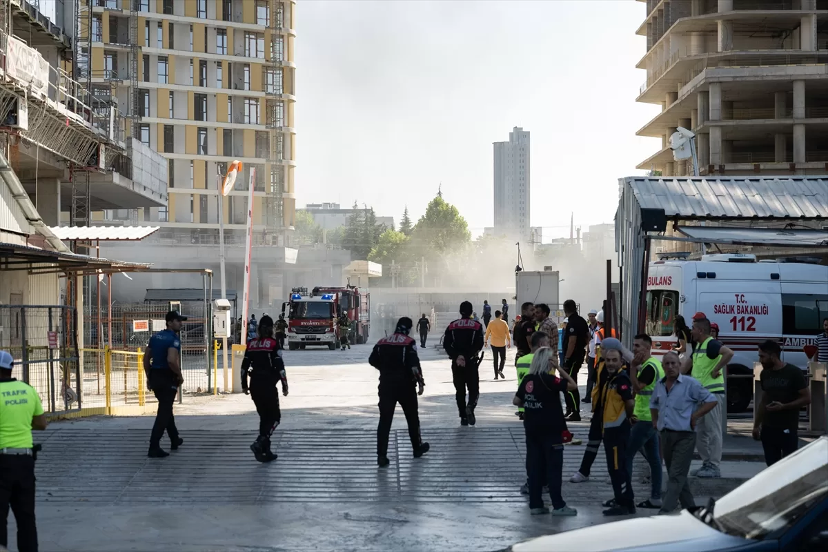 Başkentte bir sitenin inşaat halindeki blokunun çatısında yangın çıktı