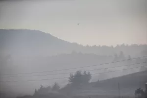 - Günün ağarmasıyla 5 helikopterle yangına havadan müdahale yeniden başladı