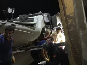 BİLECİK (AA) – Bilecik'te devrilen kamyonda sıkışan sürücü yaralandı. Sürücü