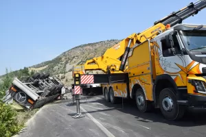 BİLECİK (AA) – Bilecik'te sülfürik asit ile saman yüklü iki