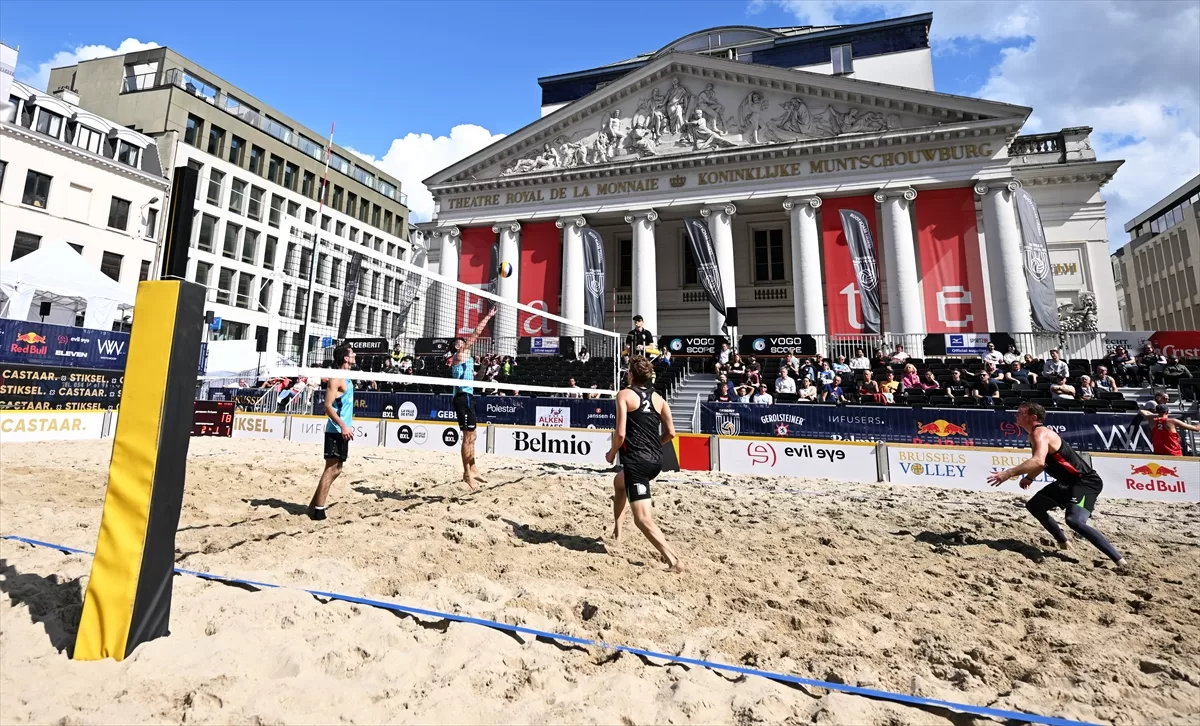 Brüksel'in merkezine plaj voleybolu için 780 ton kum döküldü