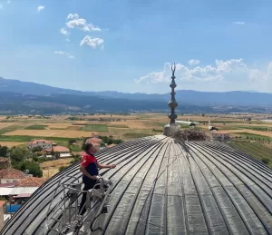 BURDUR( AA) – Burdur'un Gölhisar ilçesinde caminin kubbesinde mahsur kalan