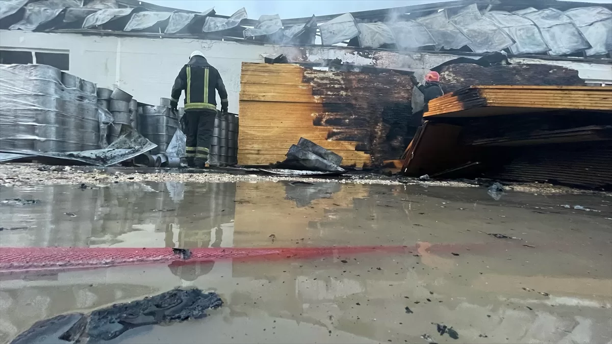 Bursa'da yapı malzemeleri üreten fabrikada çıkan yangın söndürüldü