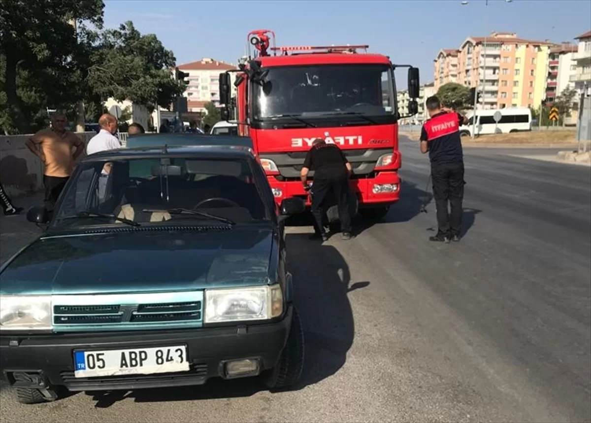 Çorum'da hafif ticari araç ile çarpışan otomobilin bagajında sıkışan koyunu itfaiye ekibi kurtardı