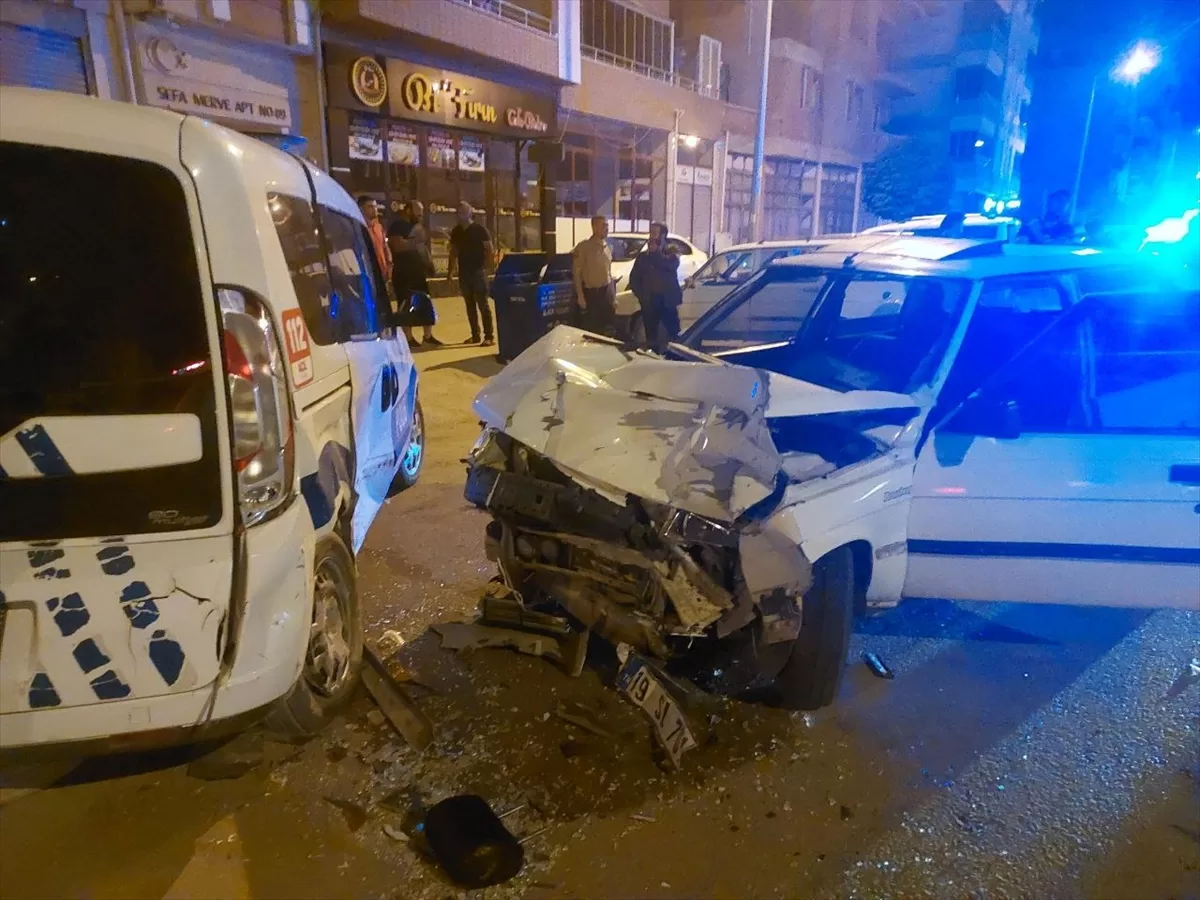 Çorum'da otomobil park halindeki polis aracına çarptı, 1'i polis 3 kişi yaralandı