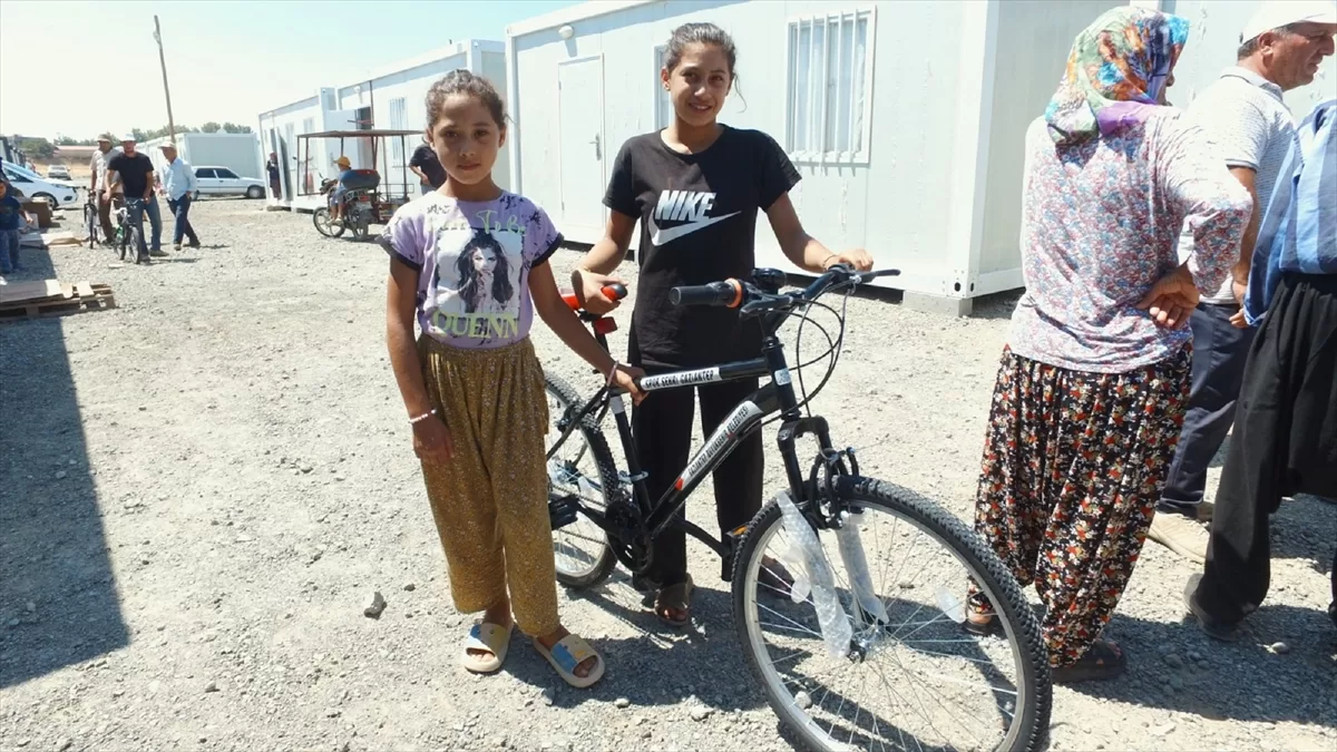 Depremlerden etkilenen İslahiye'de afetzede çocuklara bisiklet hediye edildi