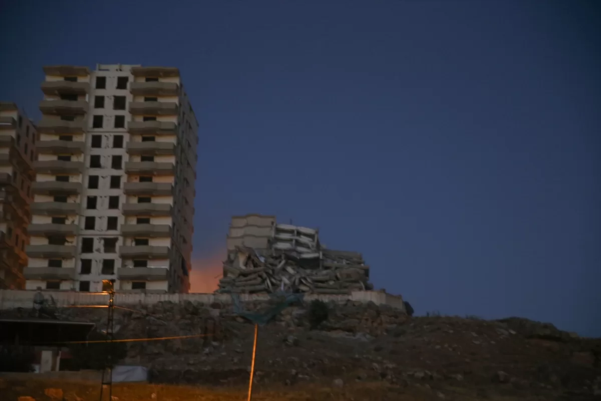 Depremlerden etkilenen Pazarcık'ta ağır hasarlı bina patlayıcı yardımıyla yıkıldı