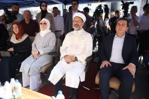 - "Üniversitelerimizde 9 milyon gencimiz eğitim alıyor. Gençlerimizi sadece kendi