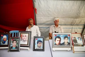 DİYARBAKIR (AA) – Dağa kaçırılan çocukları için HDP il binası