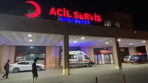 - Trafikte yaşanan saldırıda, sağlık çalışanlarından 2'si bıçakla, 2'si darp