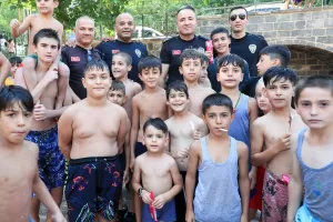 DİYARBAKIR (AA) – Diyarbakır İl Emniyet Müdürlüğü ekipleri, kavurucu sıcaklardan