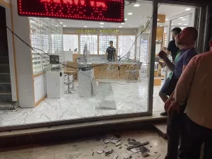 İSTANBUL (AA) – Esenyurt’ta sürücüsünün direksiyon hakimiyetini kaybettiği kamyon, aydınlatma