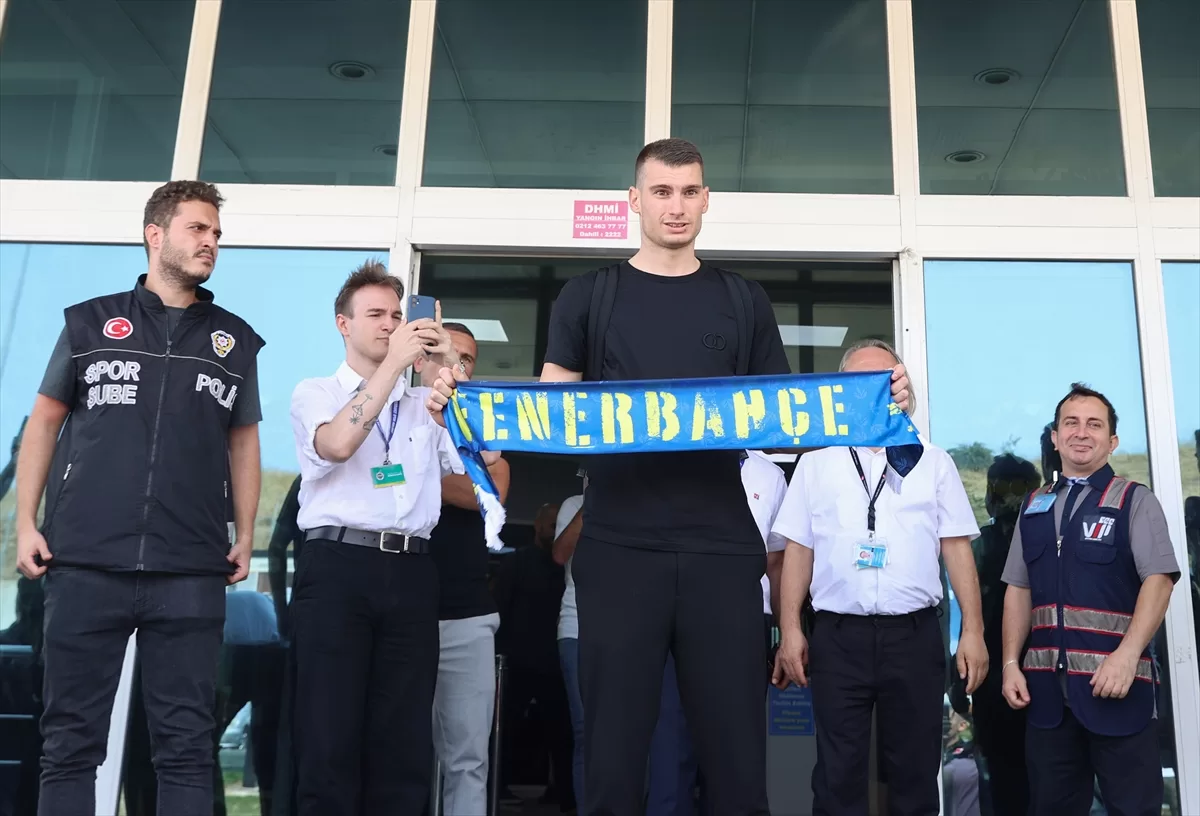 Fenerbahçe'nin transferi için prensipte anlaştığı Dominik Livakovic, İstanbul'a geldi