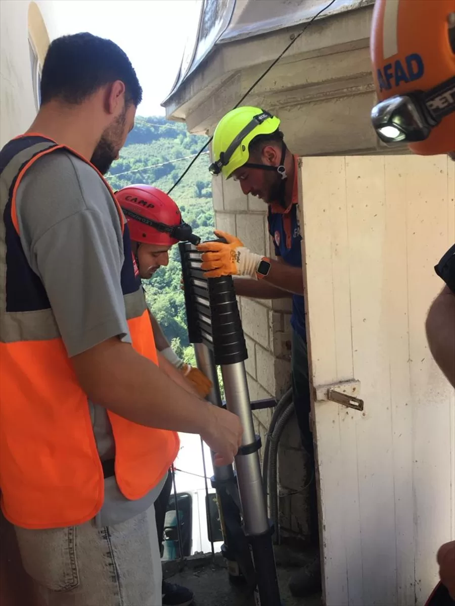 Giresun'da, minarede mahsur kalan yavru baykuş kurtarıldı