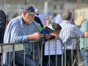 LAHEY (AA) – Hollanda’nın Lahey kentinde Müslümanlar, Kur'an-ı Kerim'e yönelik