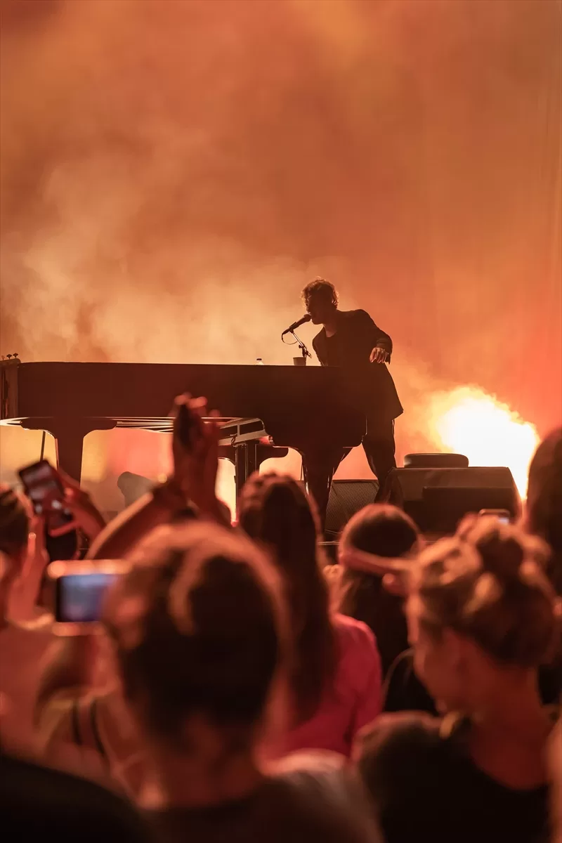 İngiliz şarkıcı ve söz yazarı Tom Odell, Antalya'da konser verdi