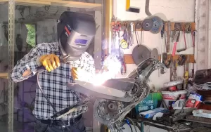 VAN (AA) – Van'da yaşayan İranlı heykeltıraş Ali Mutii, hurdacılardan