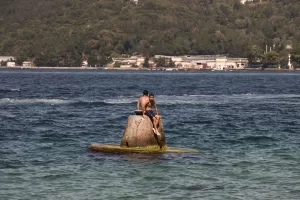 - İstanbullular, denizde yüzerek veya gölgelik alanlarda zaman geçirerek serinlemeye