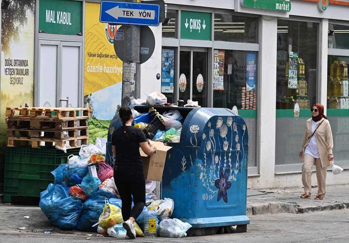 İzmir Buca'da iş bırakma eylemi nedeniyle çöpler toplanmadı