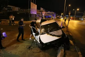 İZMİR (AA) – İzmir'in Bornova ilçesinde, otomobilin refüje çarptıktan sonra