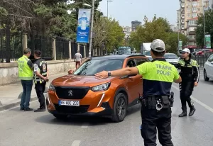 İSTANBUL (AA) – Kadıköy'de, yayalara geçiş hakkı vermeyen sürücülere yönelik