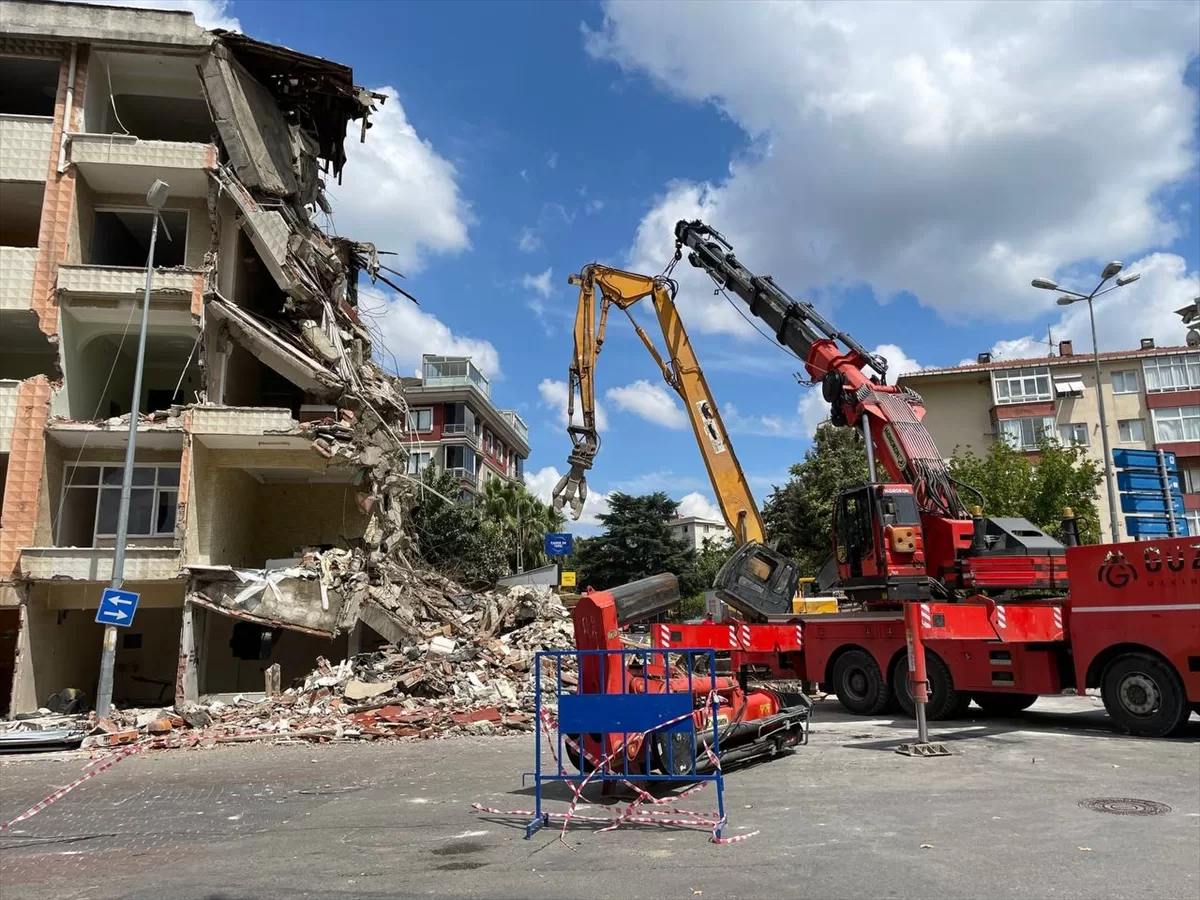 Kartal'da iş makinesinin devrilme anı kamerada