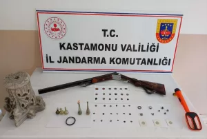 KASTAMONU (AA) – Kastamonu'nun Taşköprü ilçesinde elindeki tarihi eserleri satmaya
