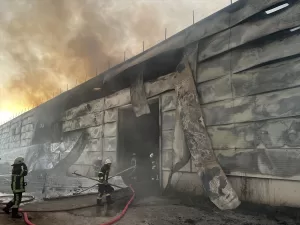 KAYSERİ (AA) – Kayseri'de mobilya fabrikasında çıkan yangın söndürülmeye çalışılıyor.