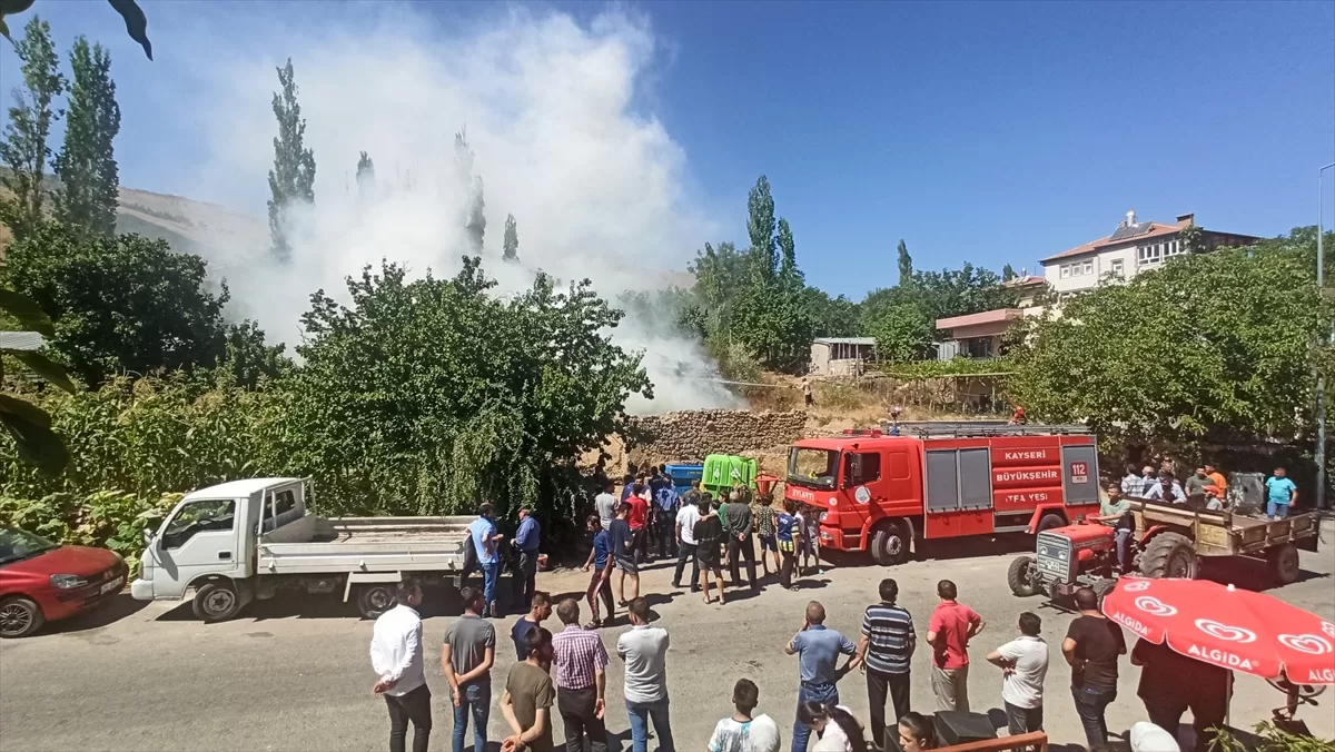 Kayseri'de saman balyalarının bulunduğu alanda çıkan yangın söndürüldü