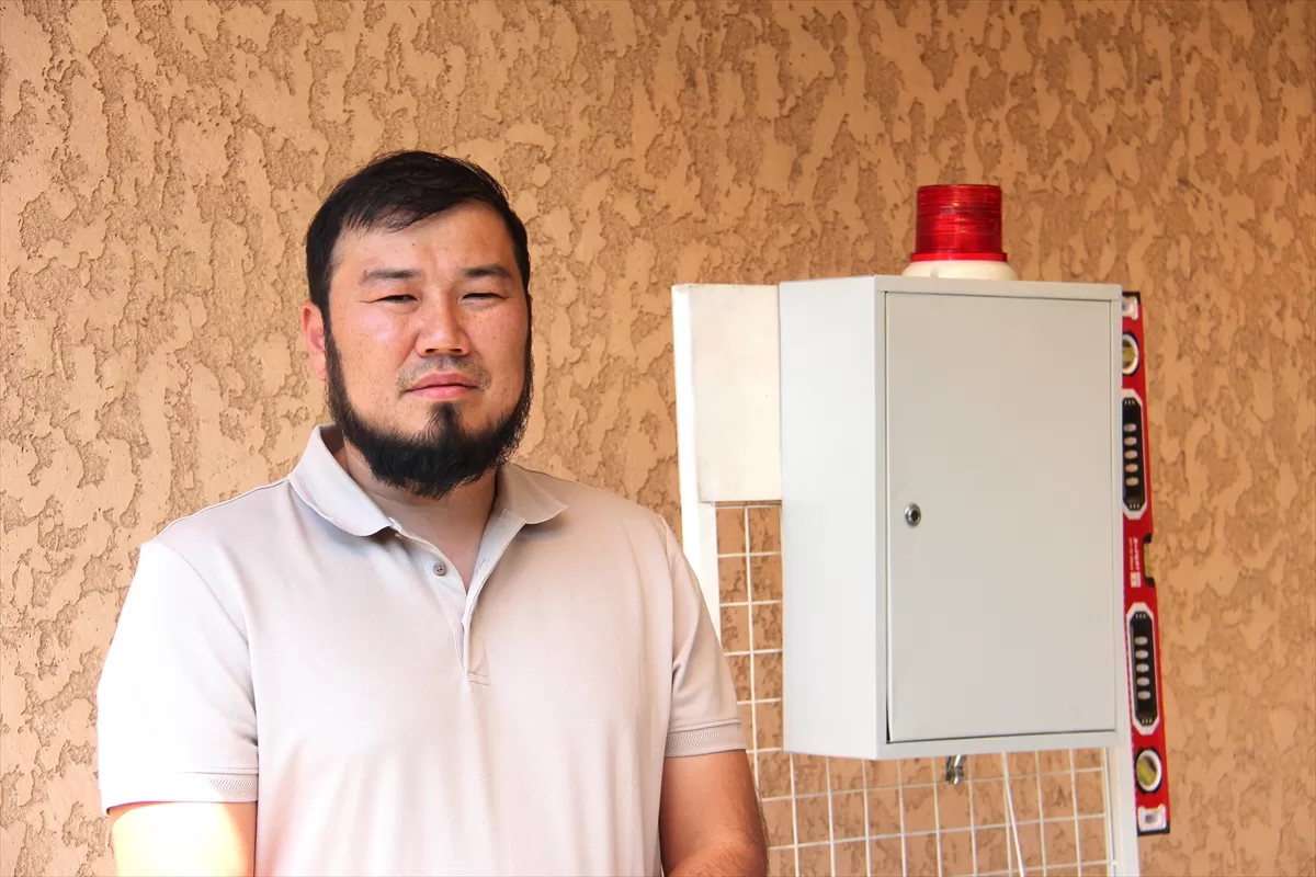 Kırgızistan'da iki mühendis, Türkiye'deki depremlerden etkilenerek uyarı cihazı geliştirdi