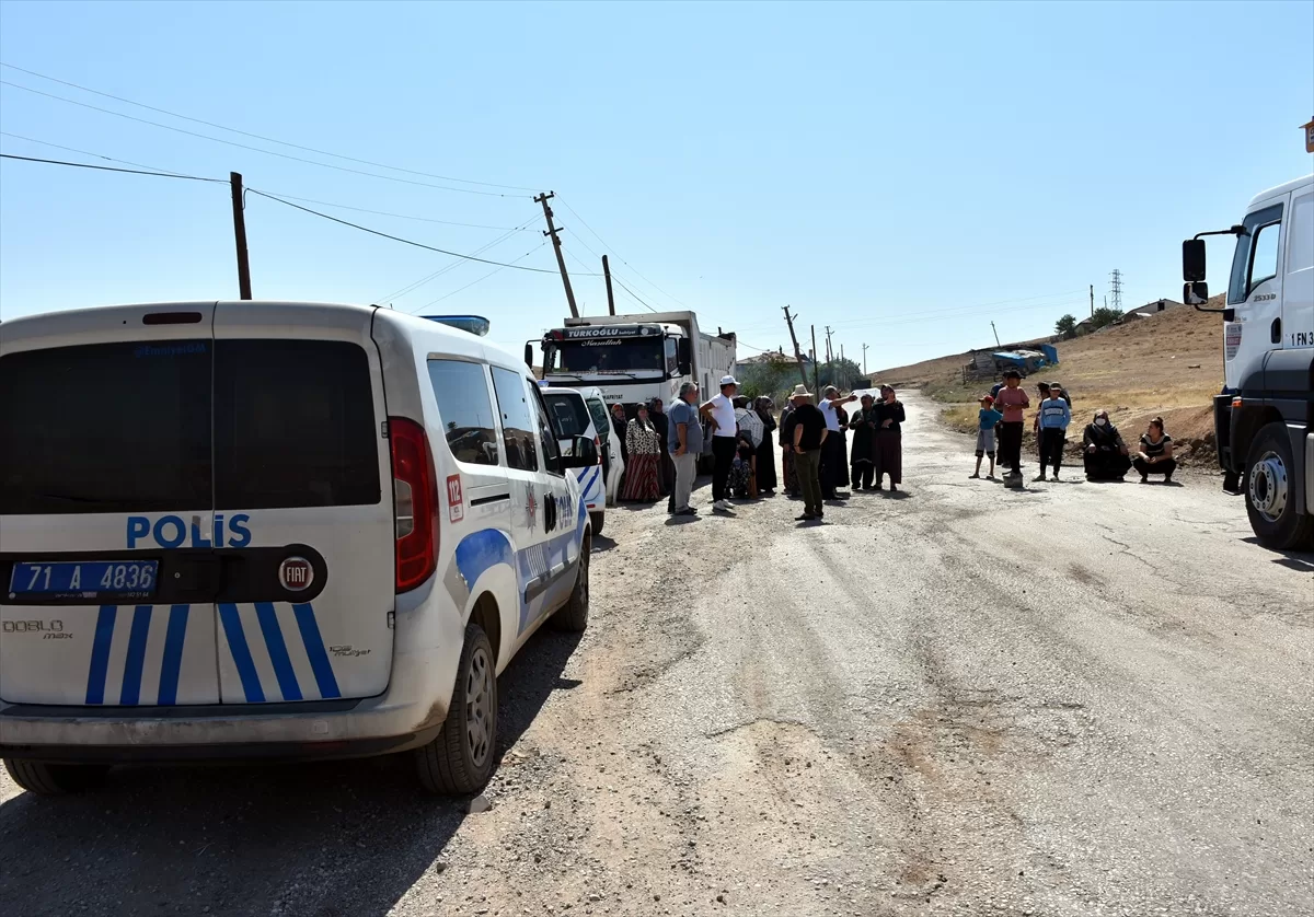 Kırıkkale'de hafriyat kamyonlarının geçişine tepki gösteren kadınlar yolu kapattı