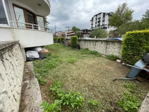 KOCAELİ (AA) – Kocaeli'nin Başiskele ilçesinde iki yavrusuyla bir apartmanın