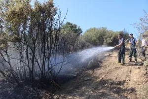 MANİSA (AA) – Manisa'nın Kula ilçesinde makilik alanda çıkan yangın