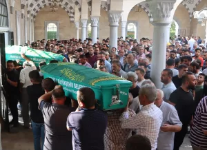 MANİSA (AA) – Manisa'nın Salihli ilçesinde refüje çarpan otomobildeki 4