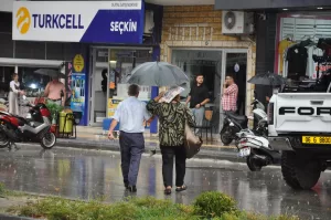 MERSİN (AA) – Mersin'in Silifke ilçesinde sağanak, günlük hayatı olumsuz