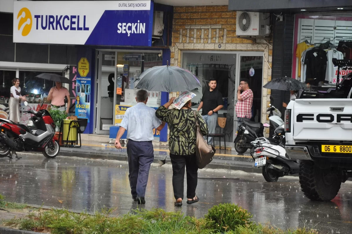 Silifke'de sağanak trafiği aksattı