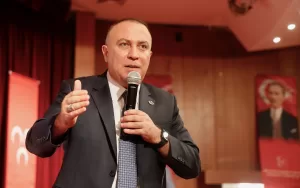 - "(İYİ Parti'ye yapılan çağrı) Bölücü ile aynı masayı paylaşıyorsun