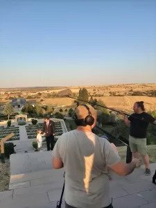 - Kısa filmde bir öğretmen, öğrencisine Kütahya Dumlupınar Şehitliği'nde "toprak"