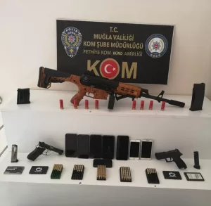 MUĞLA (AA) – Muğla'nın Fethiye ilçesinde ruhsatsız silah bulundurdukları iddiasıyla
