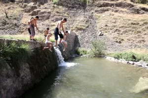 MUŞ (AA) – Muş'ta sıcak havadan bunalan çocuklar ve gençler,